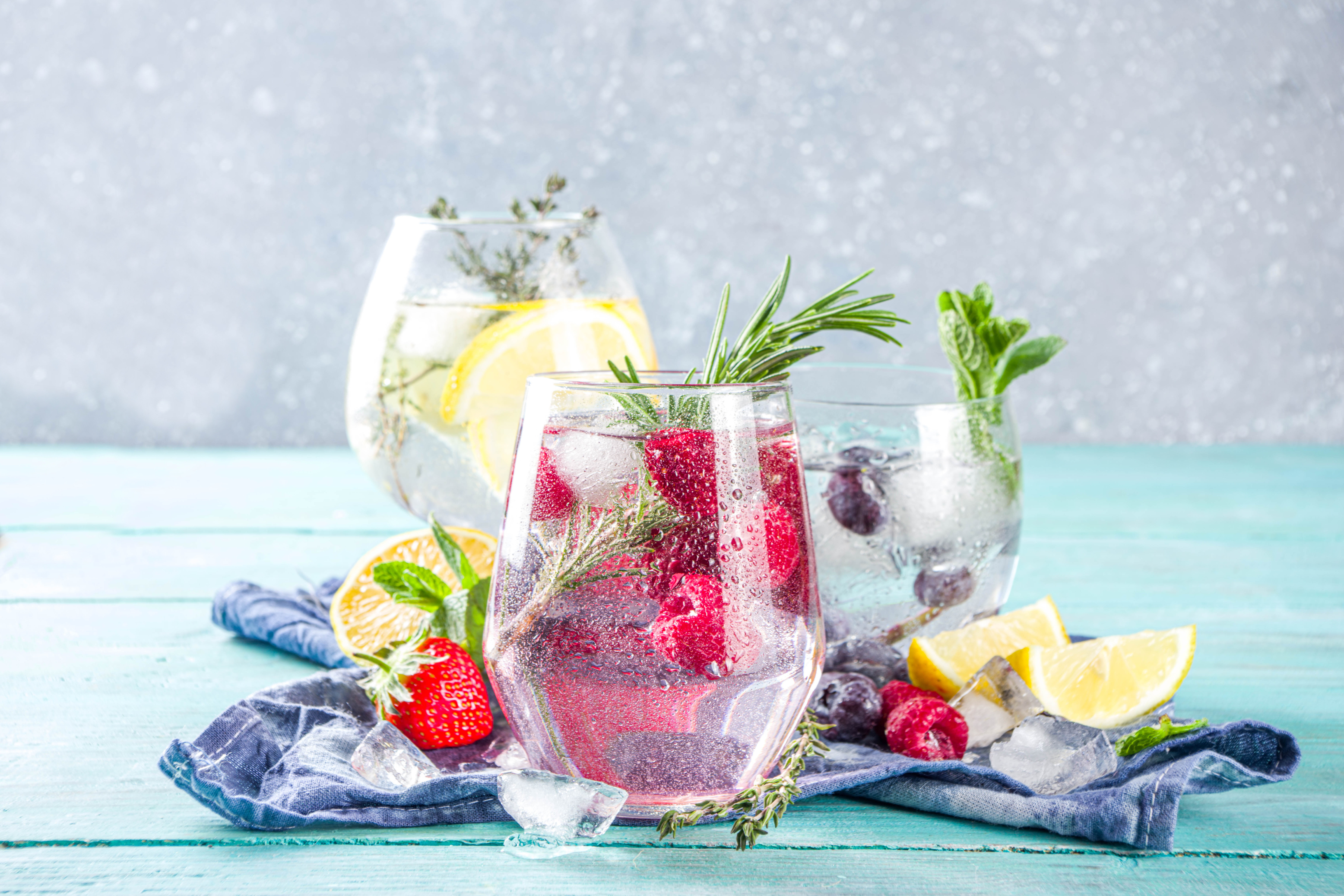 Cóctel Gin Tonic de Frutos Rojos: Elegancia Botánica, Frescura Frutal y Experiencia Sensorial en la Mixología