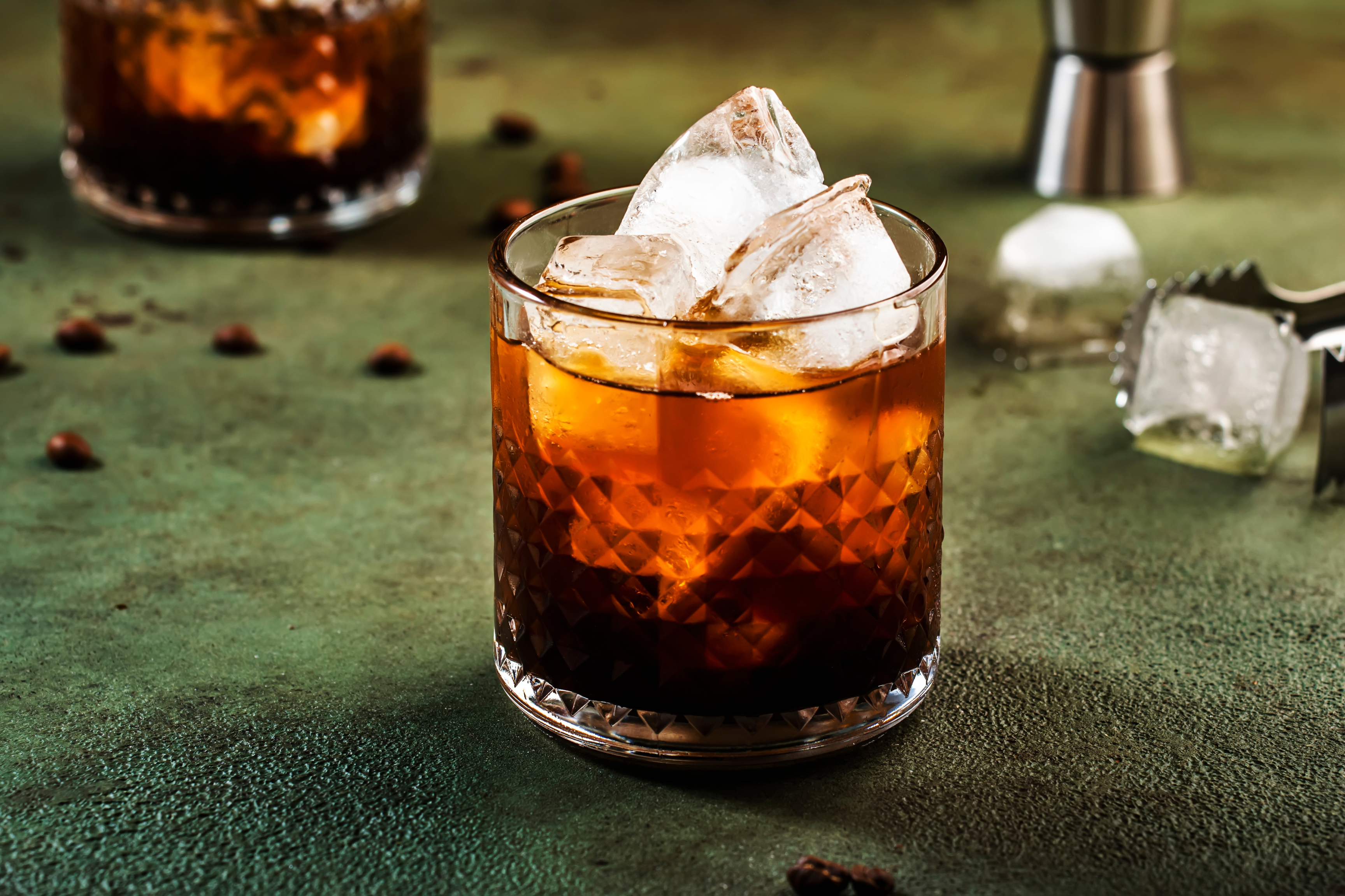 Cóctel Black Russian: Elegancia Minimalista, Sabor Intenso y Legado en la Mixología